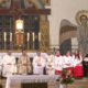 Árpád und die Priester der Pfarre im Presbyterium von Neufünfhaus