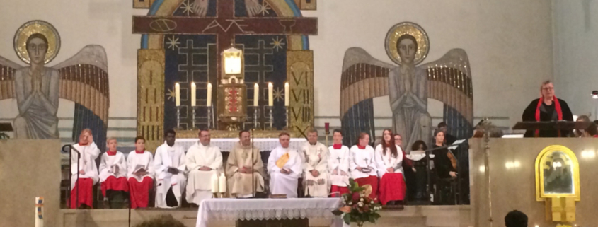 Árpád und die Priester der Pfarre im Presbyterium von Neufünfhaus