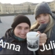 ESK-Freiwillige Anna und Julia vor dem Schloss Schönbrunn