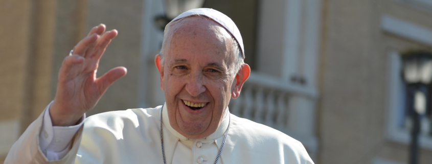 Papst Franziskus erhebt die Hand zum Segen