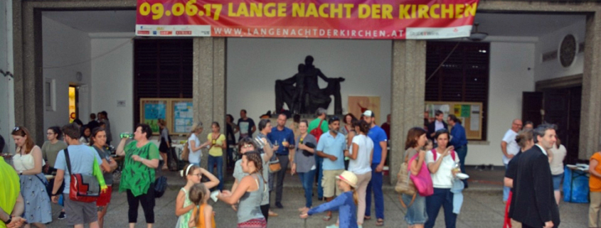 Menschen vor der Kirche Neufünfhaus bei der Langen Nacht der Kirchen