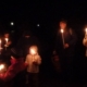 Die Wandergruppe mit Fackeln