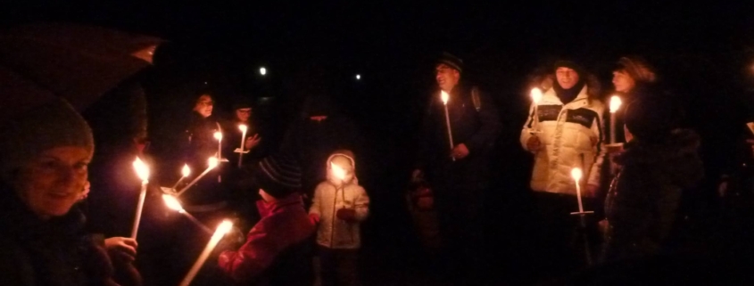 Die Wandergruppe mit Fackeln