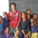Ein österreichischer Pfadfinder mit Schulkindern aus Tansania