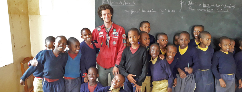 Ein österreichischer Pfadfinder mit Schulkindern aus Tansania