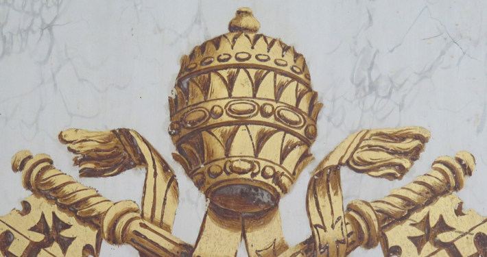 Bildausschnitt des päpstlichen Wappens mit Fokus auf die Tiara