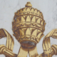 Bildausschnitt des päpstlichen Wappens mit Fokus auf die Tiara