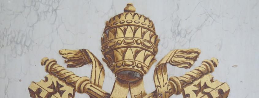 Bildausschnitt des päpstlichen Wappens mit Fokus auf die Tiara
