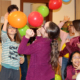 Ministrant/innen spielen mit Luftballons