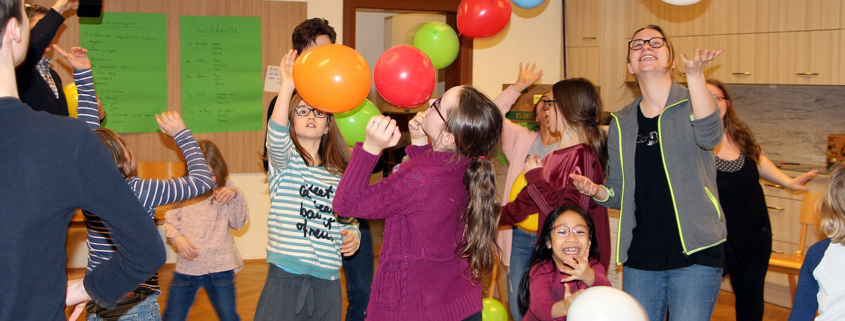 Ministrant/innen spielen mit Luftballons