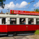 Eine Oldtimer-Straßenbahn in Wien