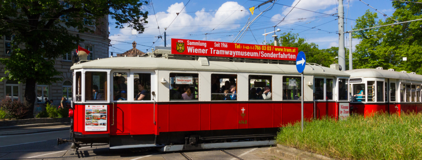 Eine Oldtimer-Straßenbahn in Wien
