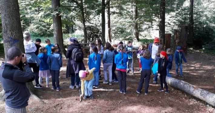 Jungscharkinder bei einem Waldabenteuer