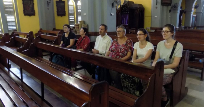 Pfarrer Martin und die Reisegruppe in einer Kirche in Tansania