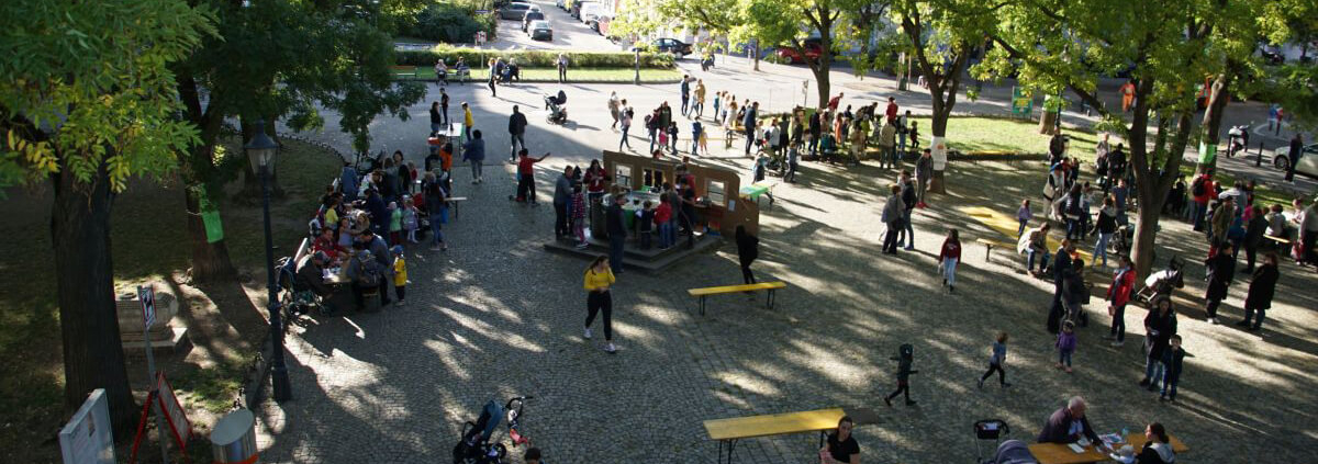 Blick von oben auf das Spielfest vor der Kirche Neufünfhaus