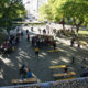 Blick von oben auf das Spielfest vor der Kirche Neufünfhaus