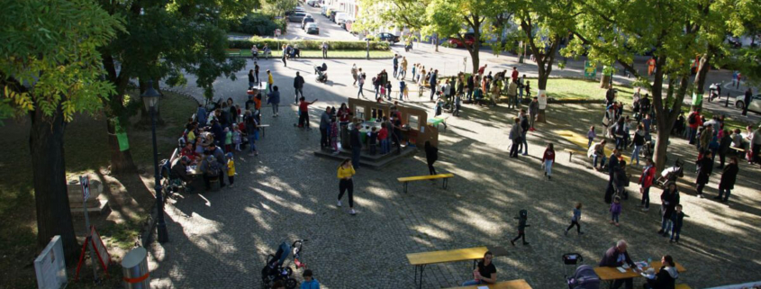 Blick von oben auf das Spielfest vor der Kirche Neufünfhaus