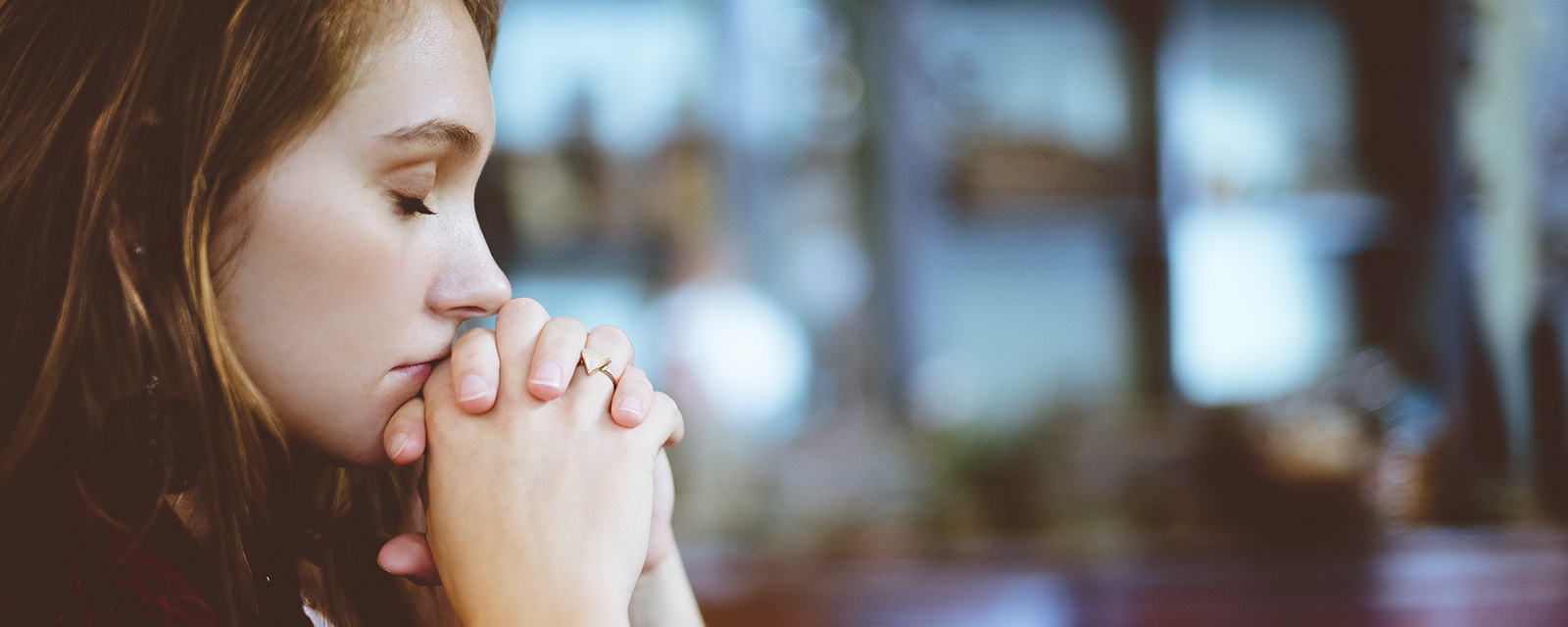 Eine junge Frau betet