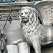 Relief aus Venedig mit Markuslöwe und einem Dogen