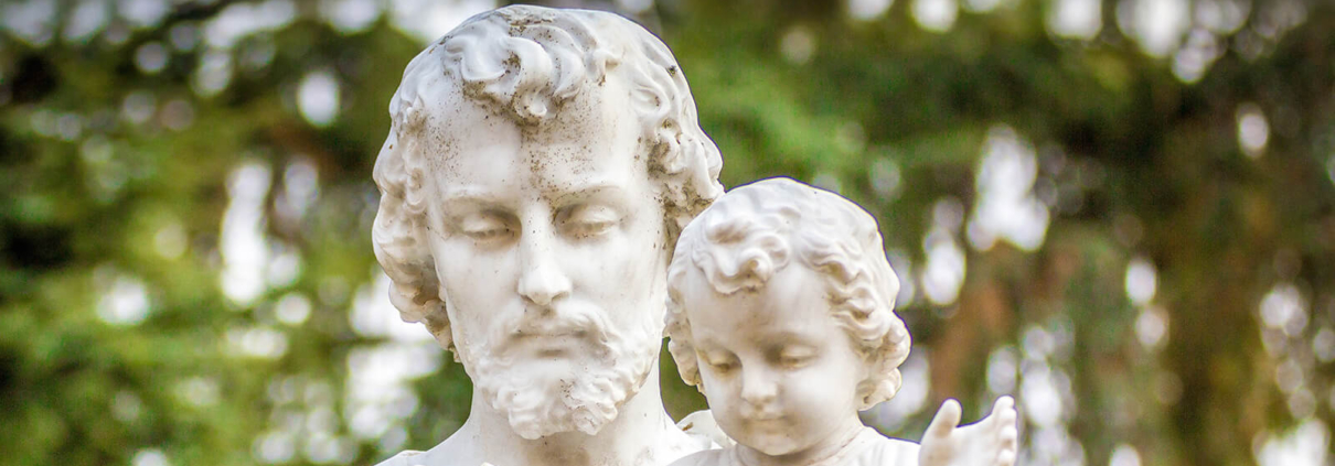 Eine Statue des Hl. Joseph mit dem Jesuskind auf dem Arm