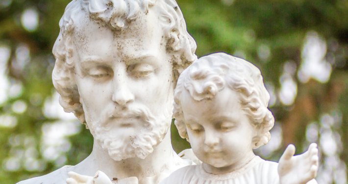 Eine Statue des Hl. Joseph mit dem Jesuskind auf dem Arm