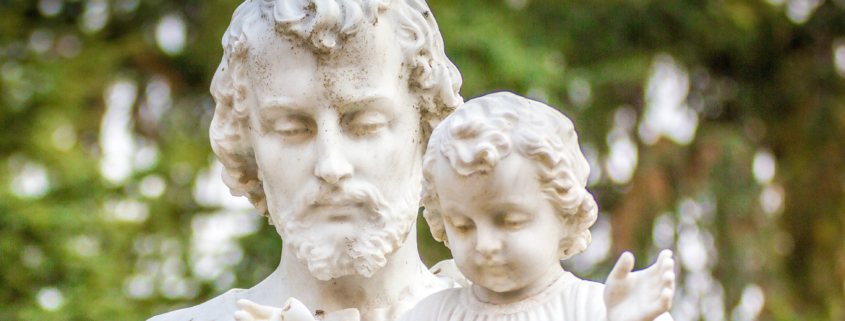 Eine Statue des Hl. Joseph mit dem Jesuskind auf dem Arm