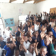 Eine fröhliche Schulklasse in Tansania