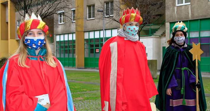 Eine Sternsingergruppe mit Masken
