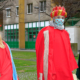 Eine Sternsingergruppe mit Masken