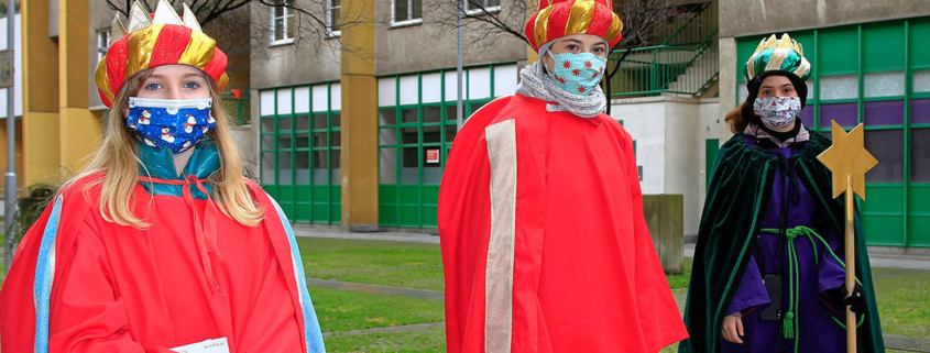 Eine Sternsingergruppe mit Masken
