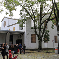 Außenansicht der Kirche in Neufünfhaus