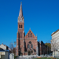 Die Rudolfsheimer Kirche vom Kardinal-Rauscher-Platz aus gesehen