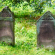 Vier alte Grabsteine