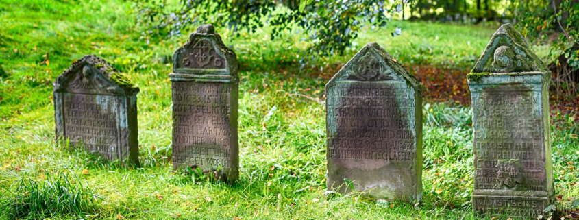 Vier alte Grabsteine