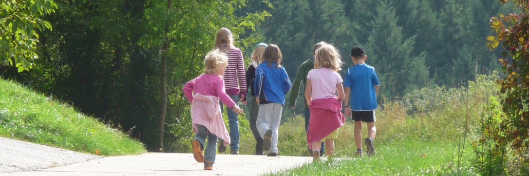 Kinder, die auf einer Forststraße laufen