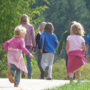 Kinder, die auf einer Forststraße laufen