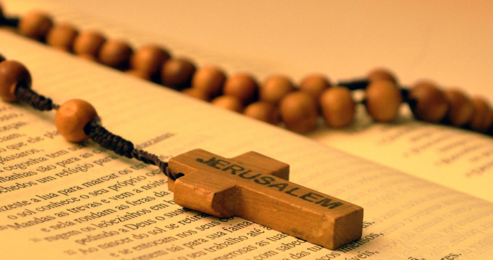 Ein Rosenkranz liegt auf einer Bibel
