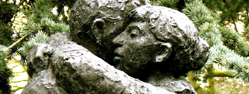 Steinstatue von einem Paar, das sich umarmt