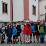 Die Wallfahrergruppe vor der Basilika Mariazell