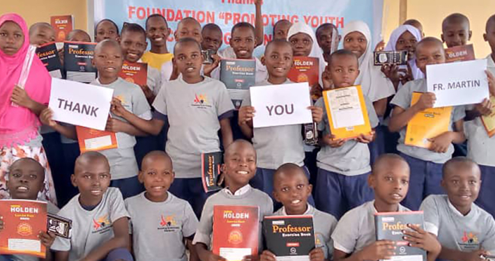 eine Gruppe Kinder, die von der Stiftung betreut werden