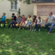 Kinder sitzen im Kreis