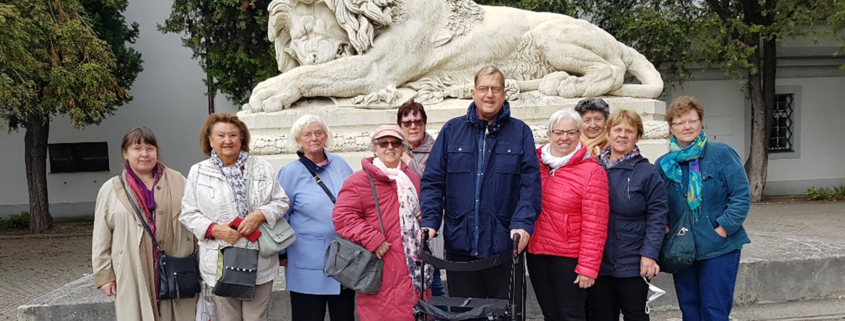 Die frauenrunde mit Pfarrer Georg vor dem Asperner Löwen