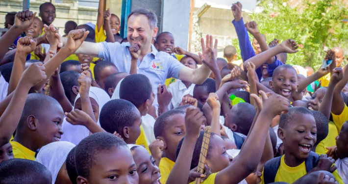 Pfarrer Martin umringt von seinen Schützlingen