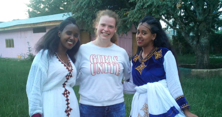 Elisabeth Rupprecht mit 2 Äthiopierinnen in traditioneller Kleidung