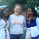 Elisabeth Rupprecht mit 2 Äthiopierinnen in traditioneller Kleidung