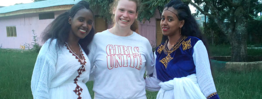 Elisabeth Rupprecht mit 2 Äthiopierinnen in traditioneller Kleidung
