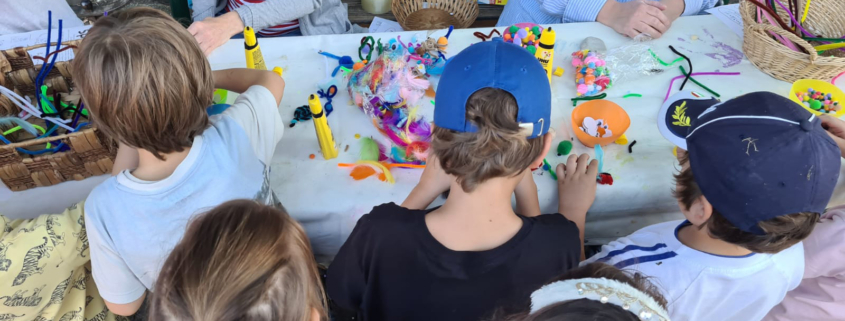 Kinder beim Malen und Basteln