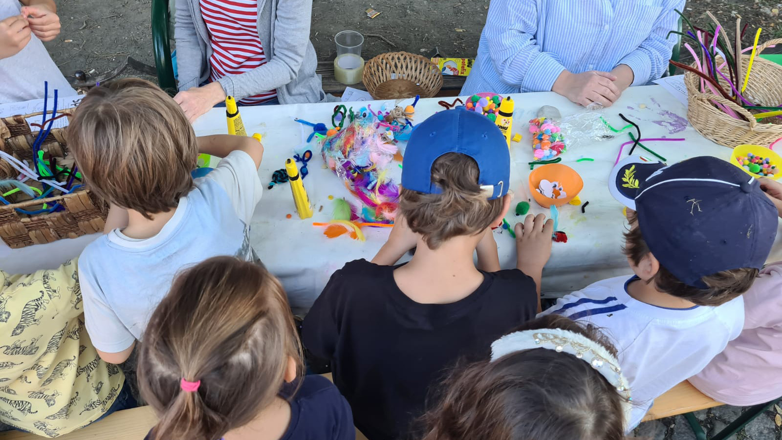 Kinder beim Malen und Basteln