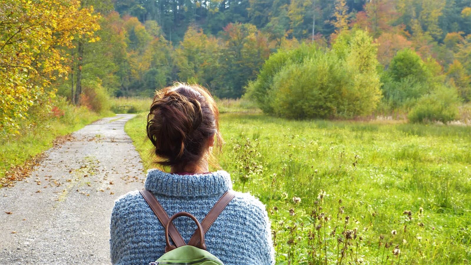 Eine Frau auf einem Wanderweg