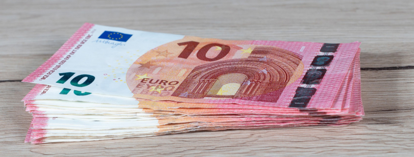 Ein Päckchen 10-Euro-Scheine